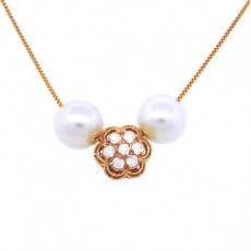 GARGANTILHA FLOR TELADA C/ 1,05G OURO 18K, 07 ZIRCONIAS BRANCA E 02 PEROLAS SINTETICAS